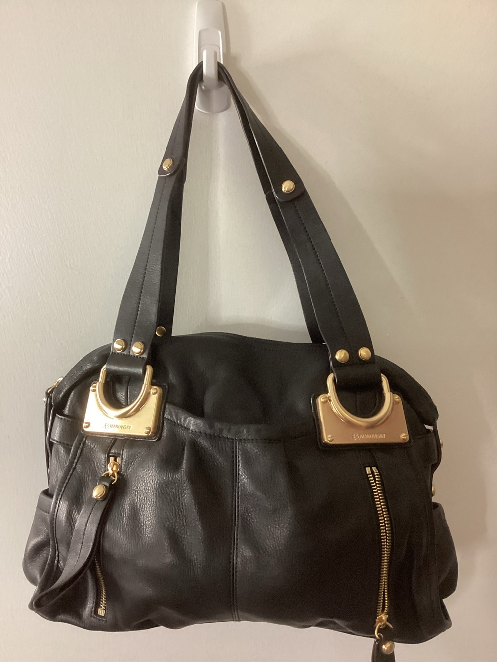 B. Makowsky Black smooth leather, brushed gold, shoulder satchel.EUC Pre❤️ as is